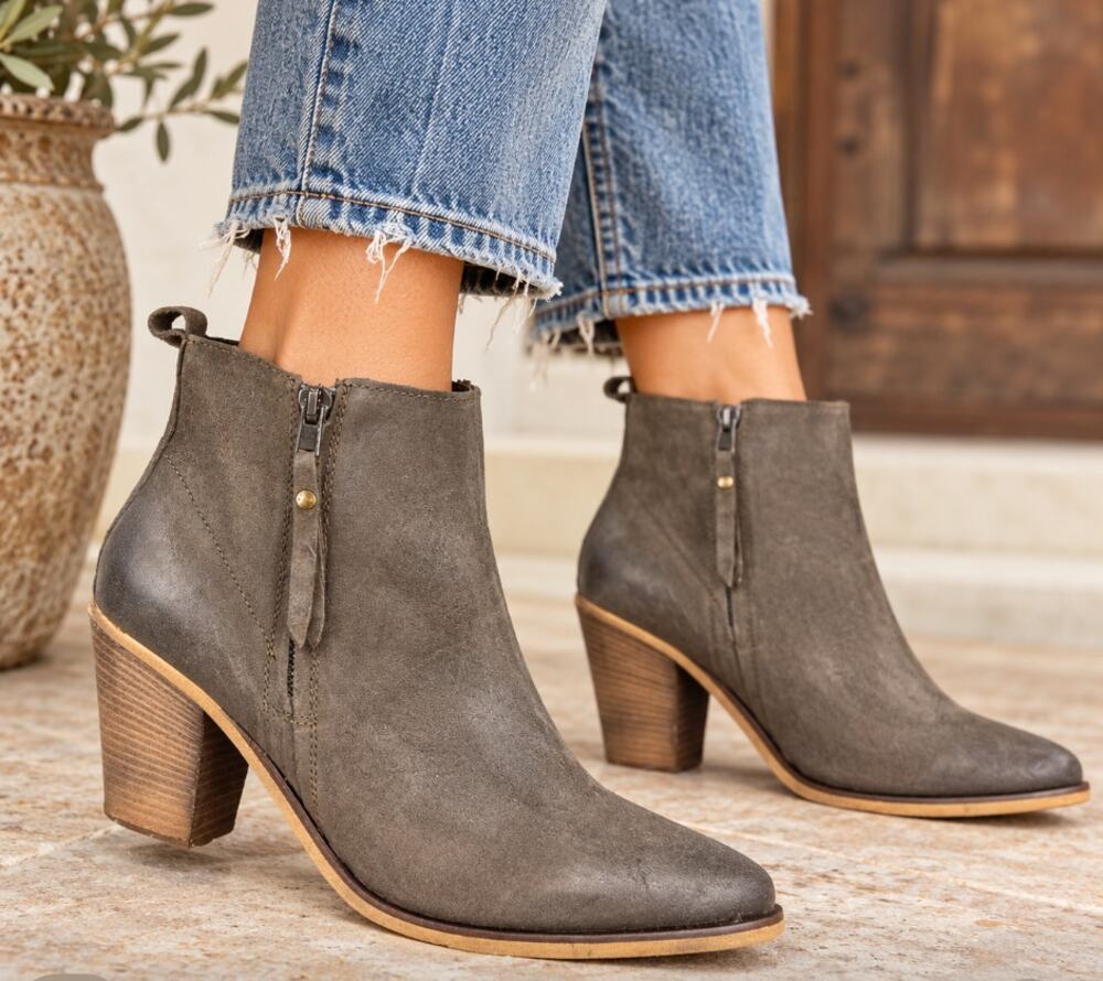 Steve Madden Saarah Leather Ankle Boots 10 Distressed Western Pointed Toe NWOB